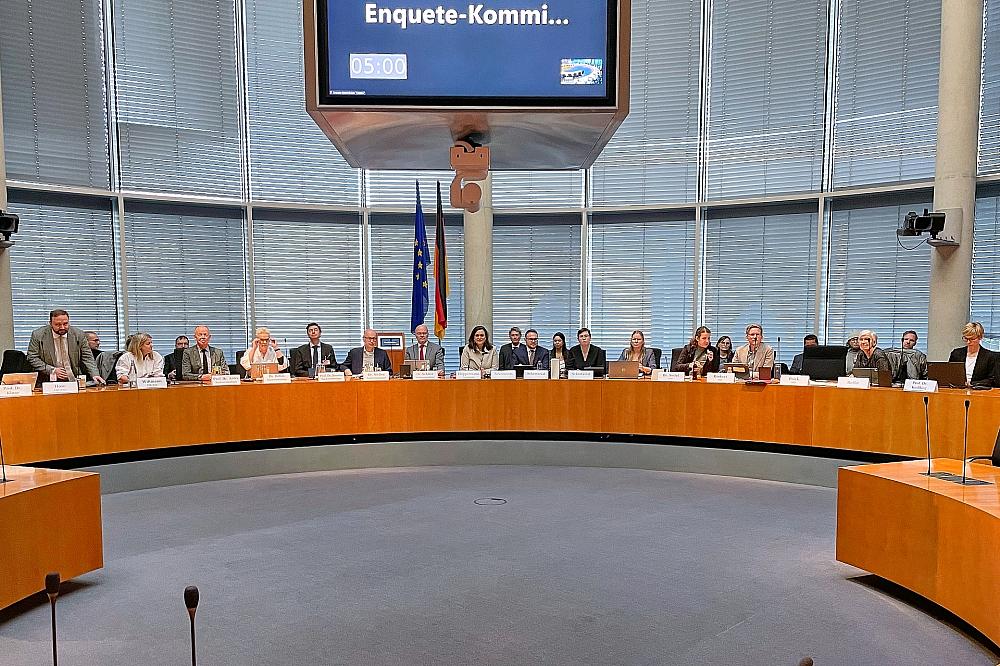 Drosten in Enquete-Kommission: „Es gibt keine deutsche Pandemie“ Anhörung der Corona-Enquete-Kommission am 01.12.2025