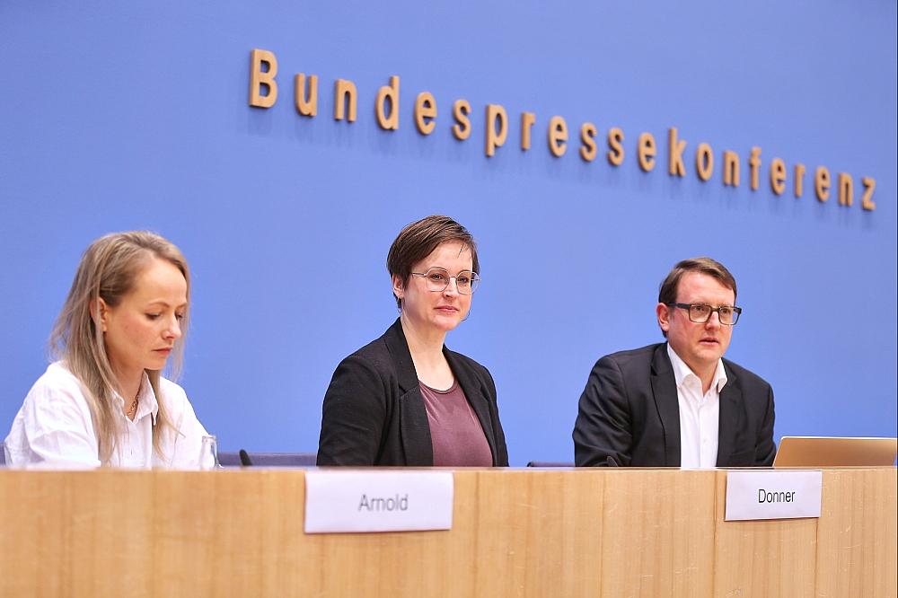 Forscher sehen noch klares Ost-West-Gefälle bei Rechtsextremismus Jahresrückblick 2025: Wie sich Rechtsextremismus im Alltag festsetzt und Engagierte dagegenhalten am 02.12.2025