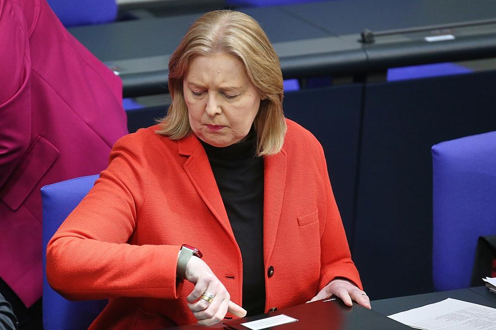 Arbeitsministerin will für Rente „ganz neues System“ Bärbel Bas am 04.12.2025