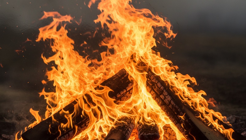 Großbrand in Mehrfamilienhaus: Massiver Sachschaden und dramatische Rettung