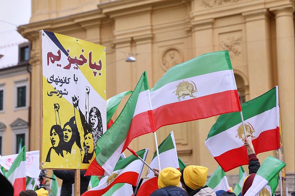 Irans Präsident erklärt Chameneis Ermordung zur offenen Kriegserklärung