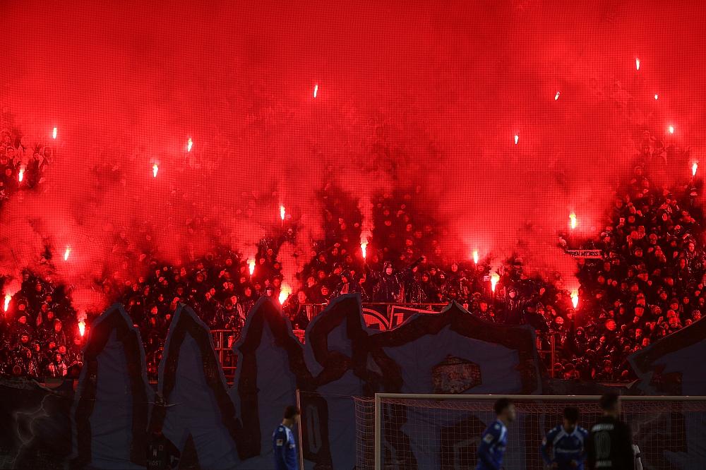 Reul kritisiert Fußballvereine für Umgang mit Stadion-Tätern