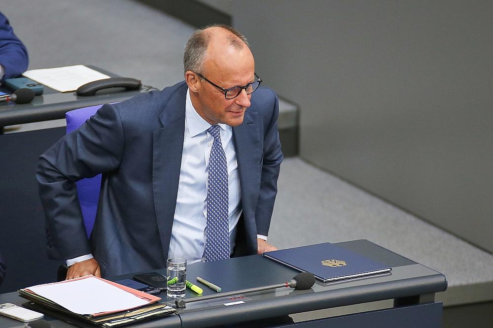 Ipsos: Grüne weiter vor SPD, Zufriedenheit mit Kanzler Merz sinkt