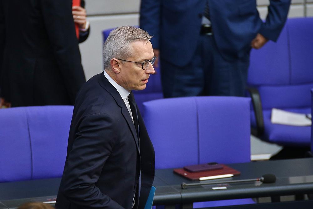 Wildberger verteidigt KI-Einsatz bei Reden