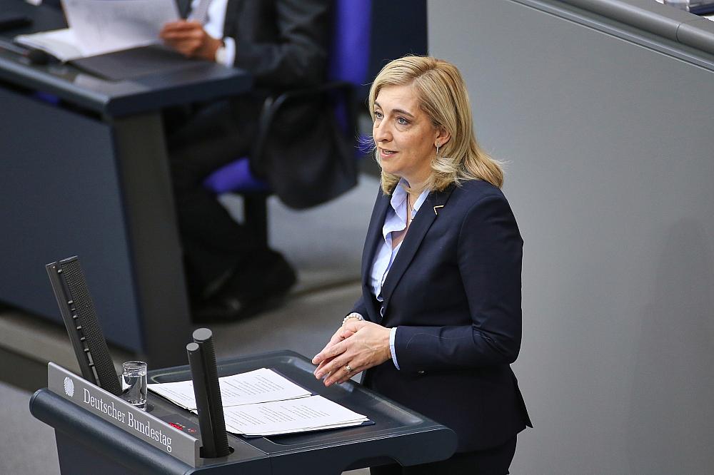 Warken wirbt für Krankenkassen-Reform