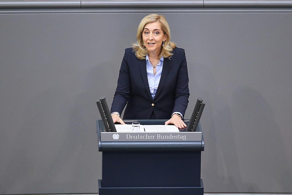 Warken will Sozialbeiträge langfristig senken