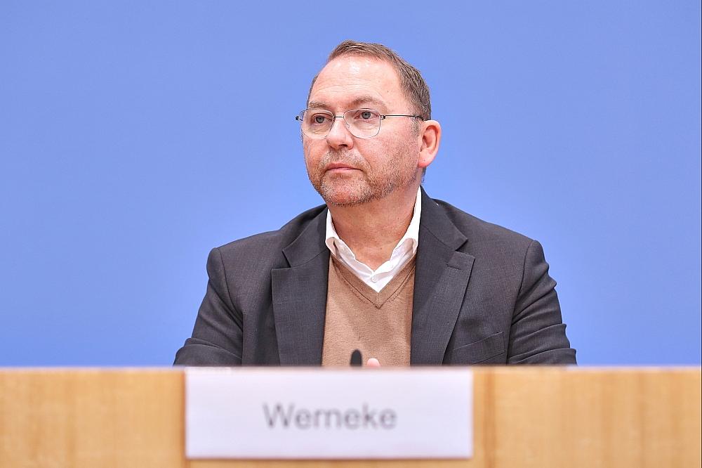 Verdi-Chef Werneke fordert Stabilisierung des Rentenniveaus