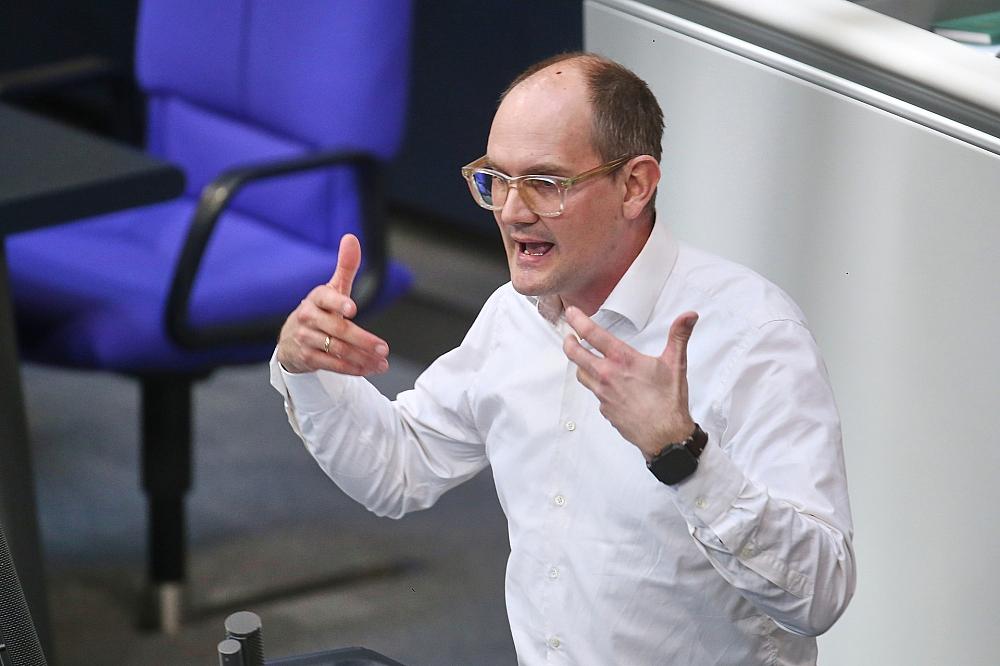 Grünen-Politiker Dahmen will Deutschland notfalls mit der Waffe verteidigen