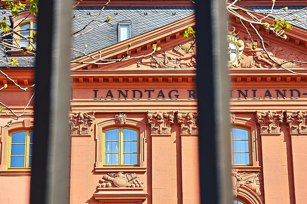 CDU-Regierung in Rheinland-Pfalz hält an Einbürgerung ohne Sprachtest fest