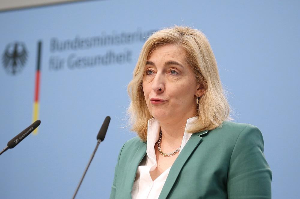 Warken plant Krisenhotline in Suizidpräventionsgesetz