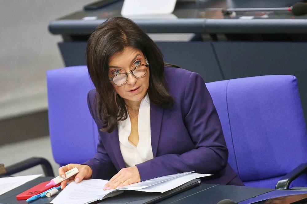 Kellner wirft Reiche „Berater-Luxus“ vor