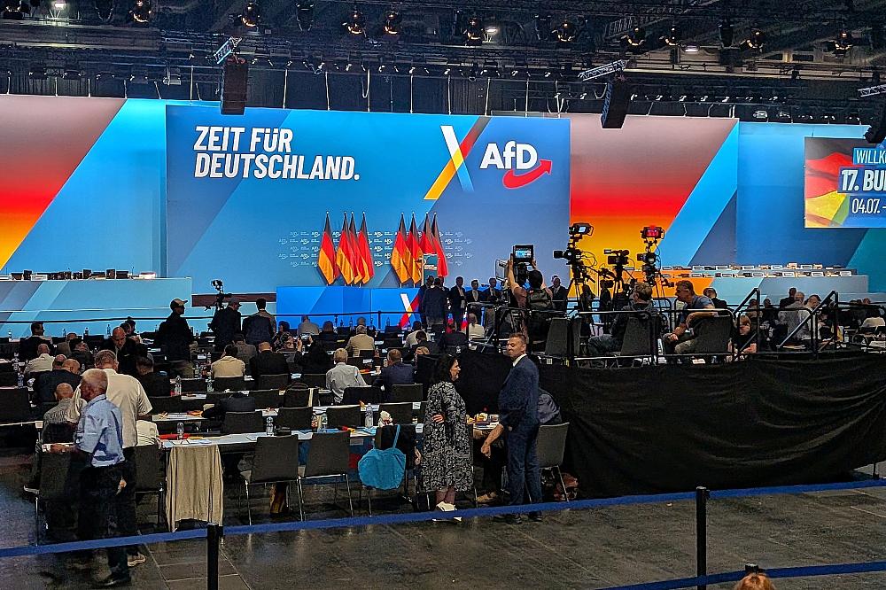 AfD-Parteitag trotz massiver Proteste pünktlich gestartet