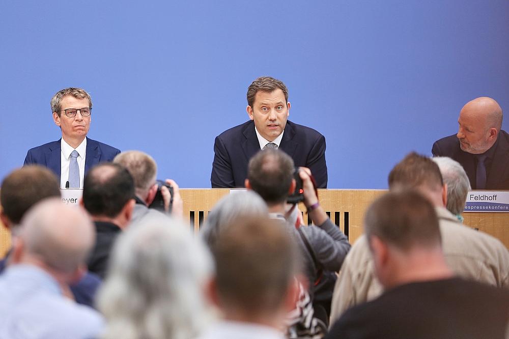 Klingbeil verteidigt Neuverschuldung mit Bundeswehr-Ausgaben
