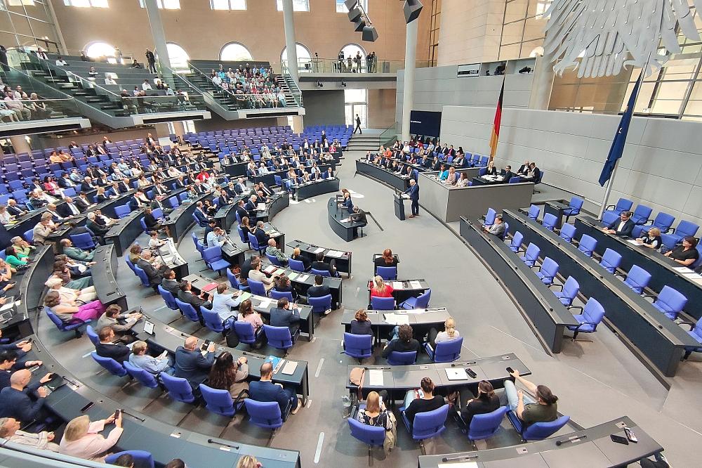Bundestag stimmt für Krankenkassen-Sparpaket