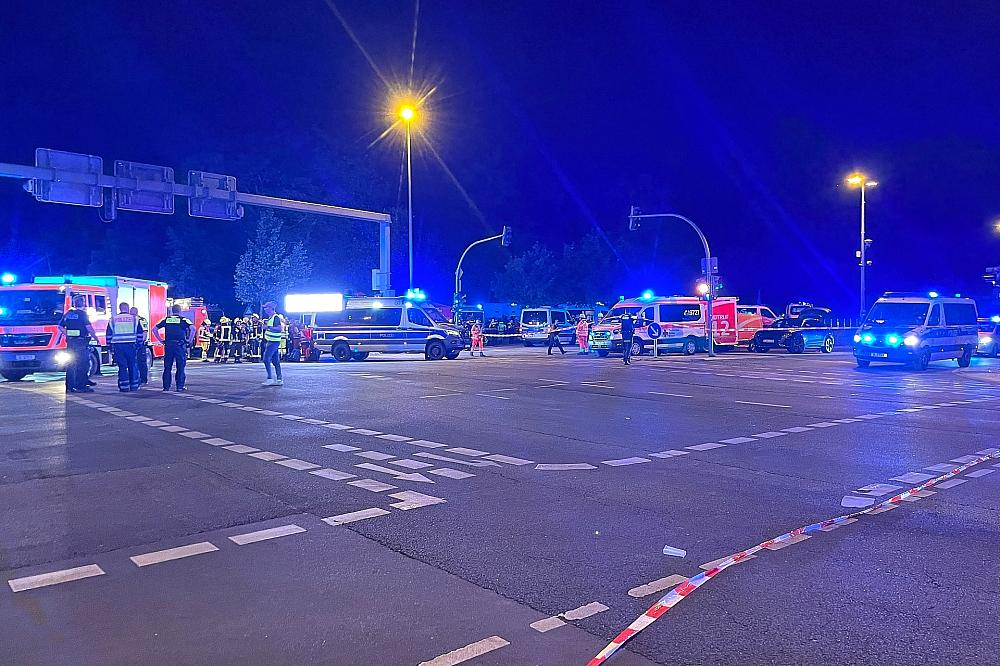 Auto fährt bei Berliner CSD in Menschenmenge – Mehrere Verletzte