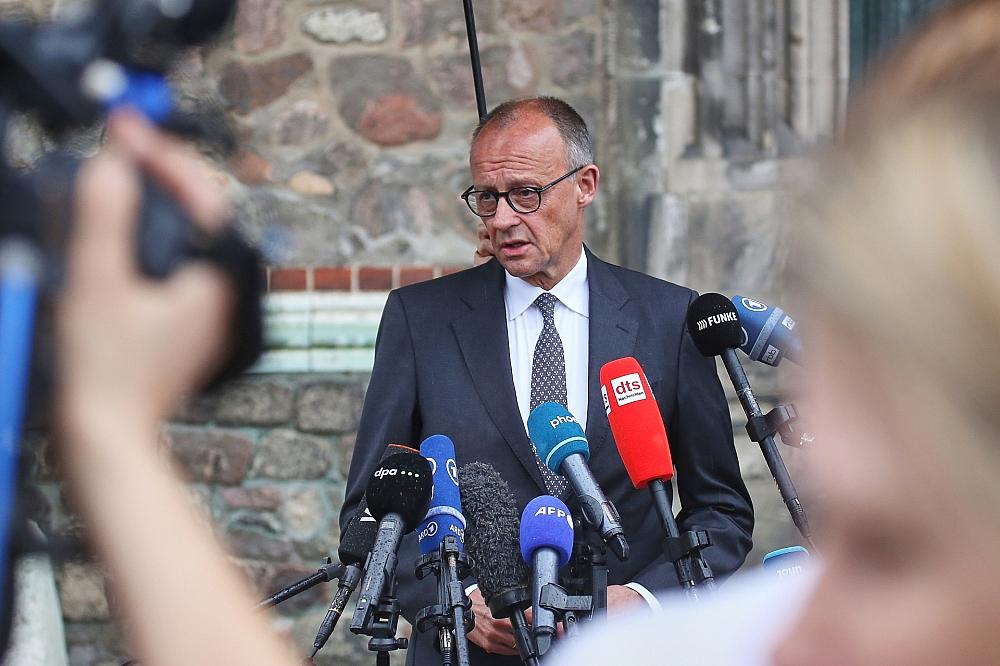 Merz mahnt nach CSD-Anschlag zu Besonnenheit