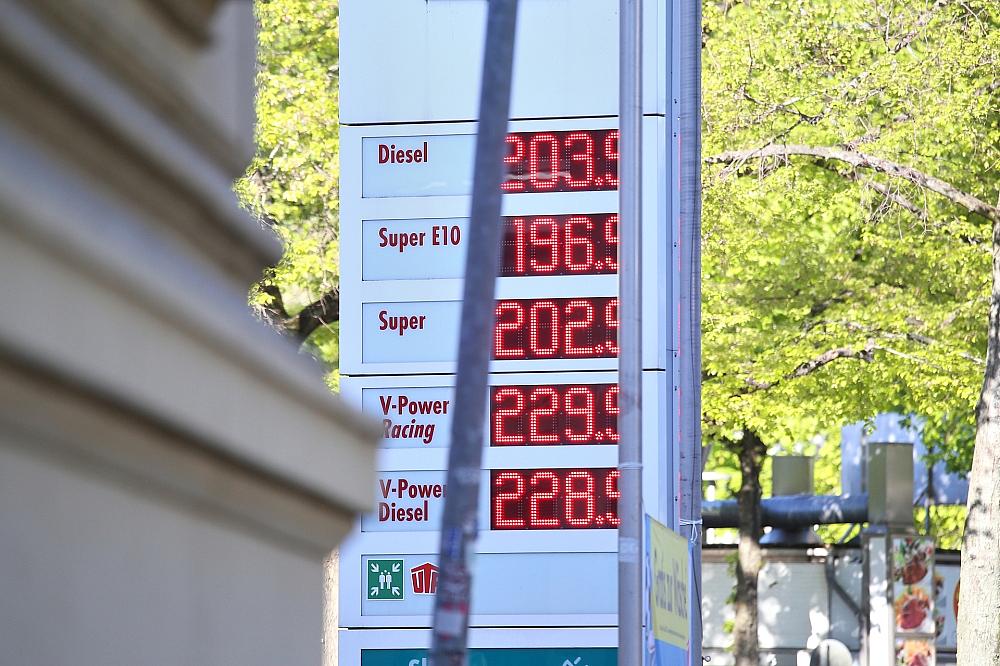 Ökonom warnt vor höheren Spritpreisen wegen Niedrigwasser