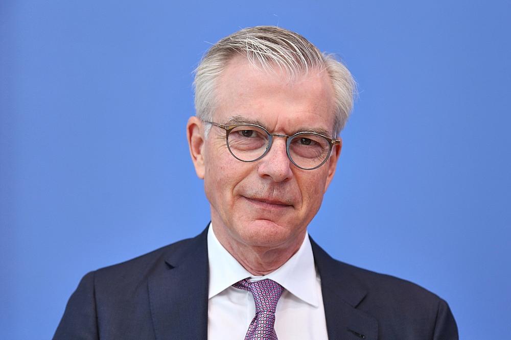 Wirtschaftsweiser fordert niedrigere Beamtenpensionen