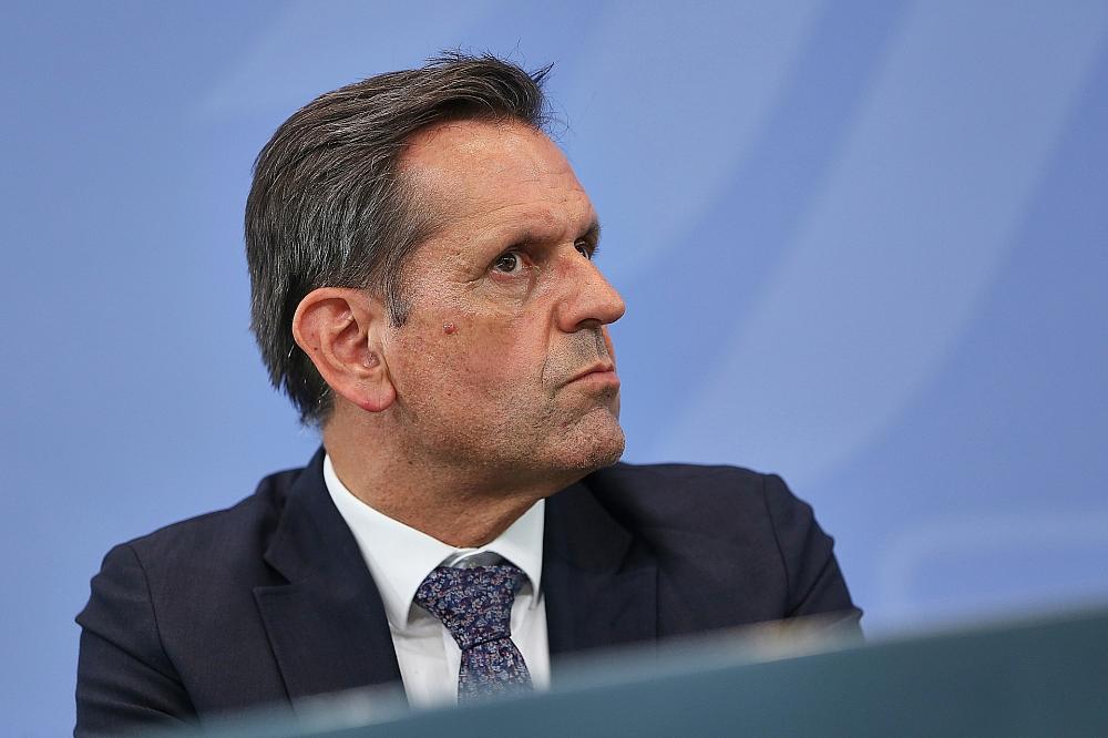 Lies offen für Verschiebung des Klimaziels