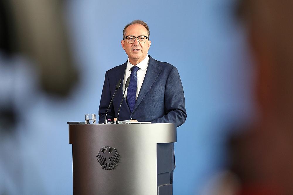 Dobrindt bestätigt Waffenfund – Ausländische Geheimdienste helfen