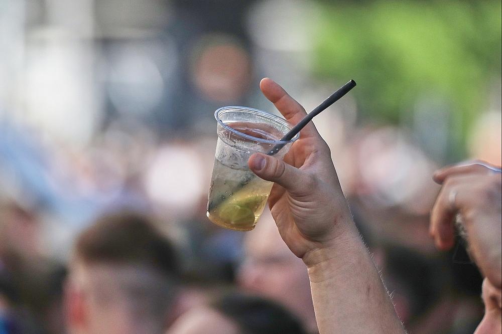 AOK-Chefin fordert höhere Preise für Alkohol und Tabak