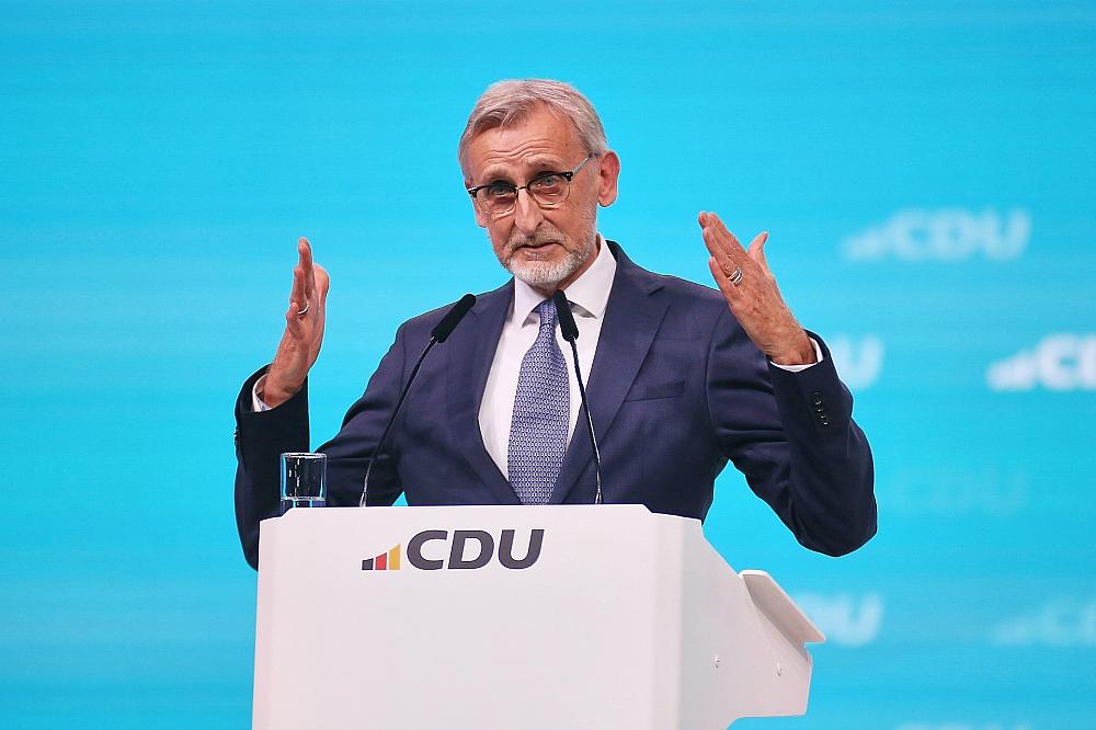 Sachsens Innenminister will Grundrecht auf Asyl abschaffen