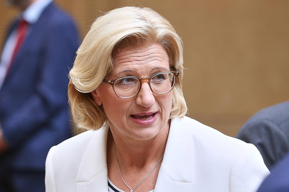Rehlinger kritisiert Verzögerungen beim Tankrabatt
