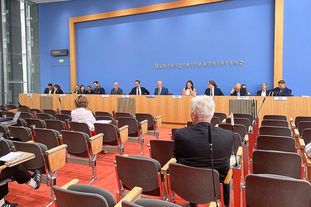 Bundesregierung fordert von Bevölkerung „Vertrauen“