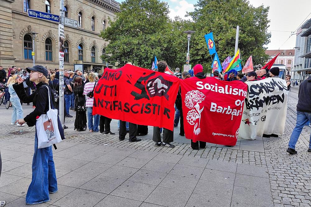 Linke Demonstranten versammeln sich am Magdeburger Hauptbahnhof