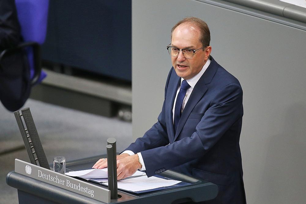 Dobrindt wirbt für „aktive Sicherheitspolitik“