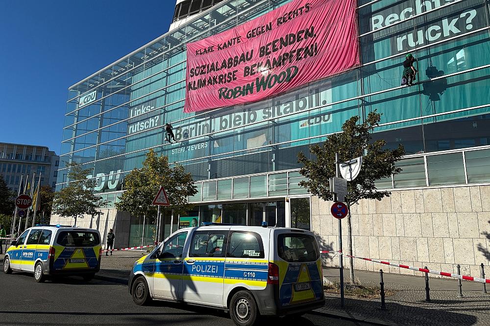 Umweltaktivisten besetzen Dach der CDU-Zentrale in Berlin