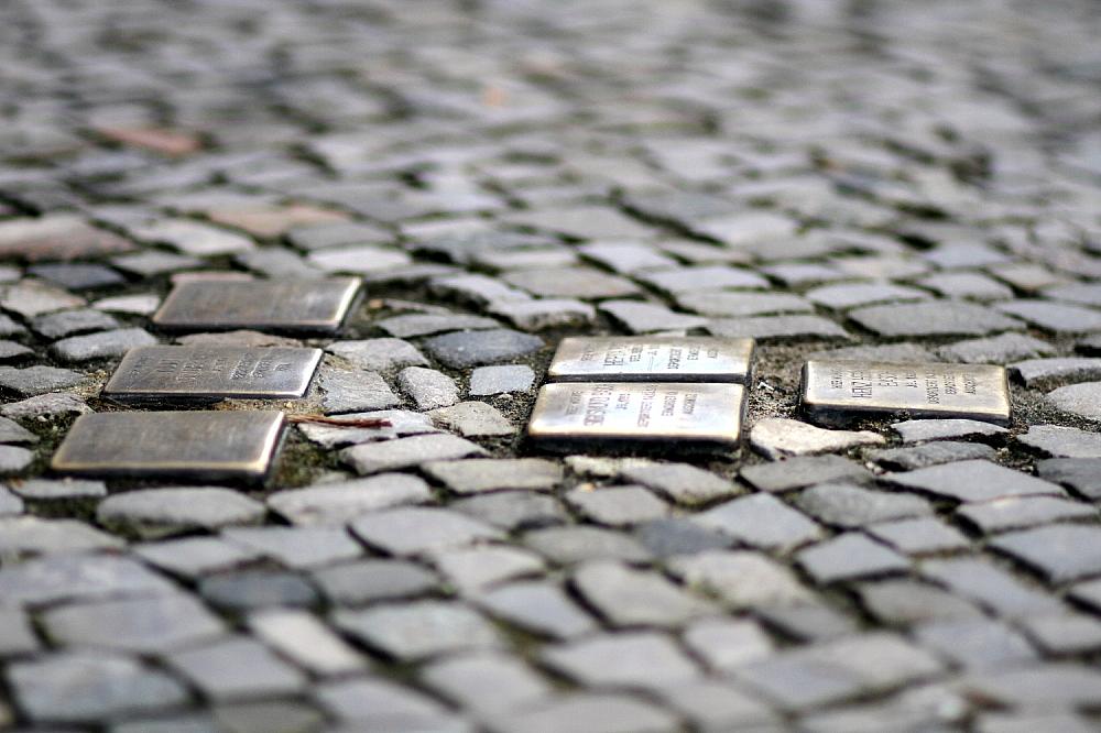 Sächsische Kleinstadt verbietet „Stolpersteine“