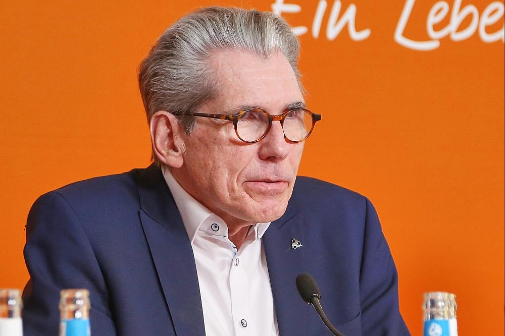 DAK-Chef fürchtet Belastung Kinderloser durch Pflegereform