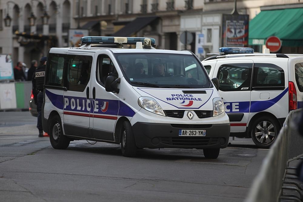 Bundesregierung blickt besorgt auf Lage in Frankreich