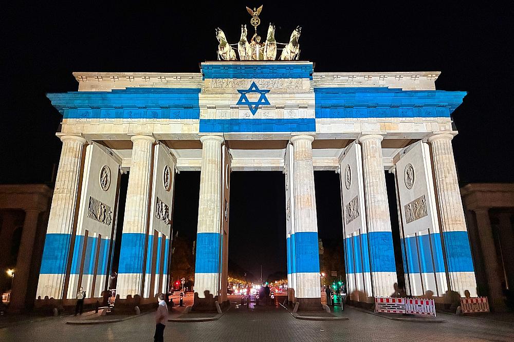 Brandenburger Tor in den Farben Israels angestrahlt