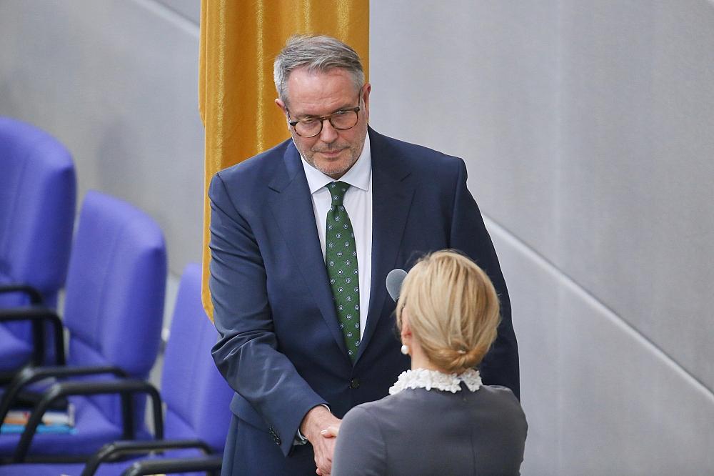 Schweitzer als Arbeitsminister vereidigt
