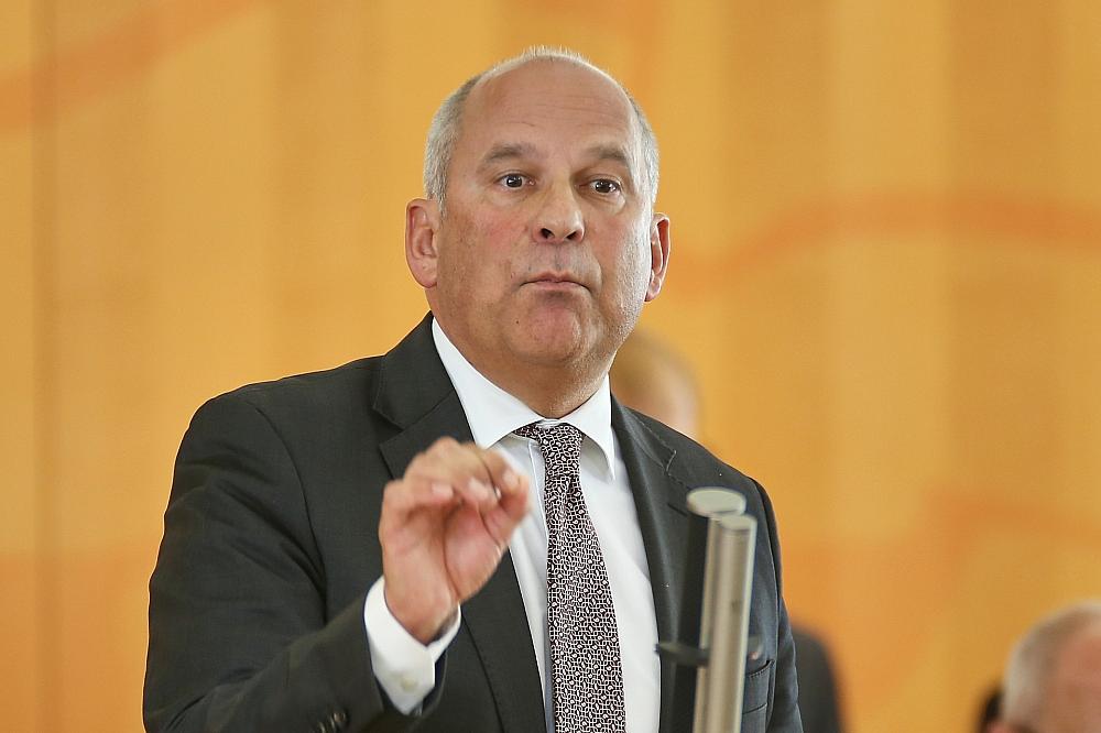 Hessens Innenminister befürchtet Vermummung bei Halloween-Demos